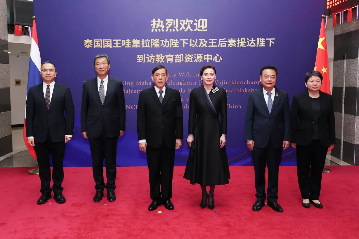 ในหลวง-พระราชินี ทอดพระเนตรศูนย์พัฒนาเทคโนโลยีและทรัพยากรด้านการศึกษา