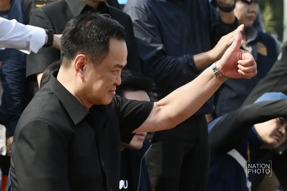 อัปเดต 'น้ำท่วมอยุธยา' ชาวบ้าน ต.หัวเวียง พายเรือมารอต้อนรับ นายกฯ ลงพื้นที่