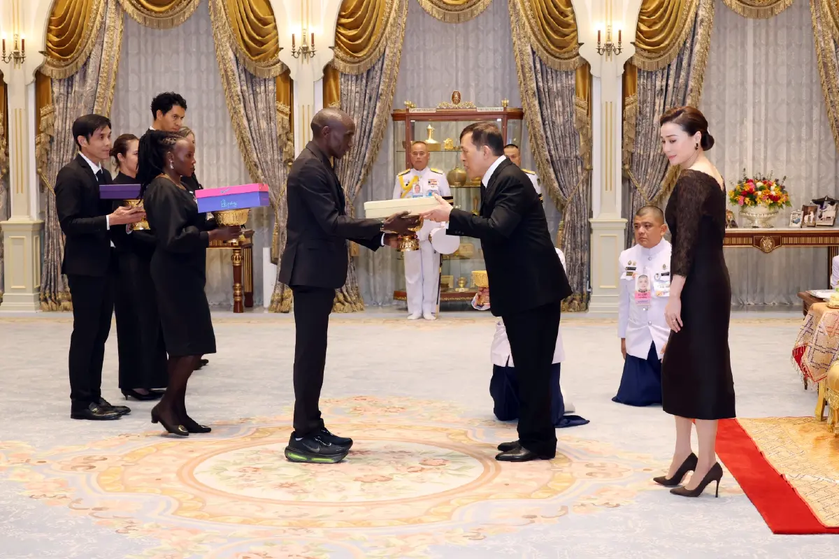 ในหลวง-พระราชินี พระราชทานพระบรมราชวโรกาสให้ คิปโชเก้ นักวิ่งชาวเคนยา เฝ้าฯ