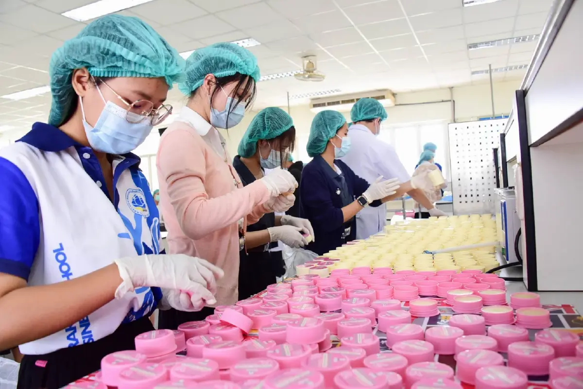 น้ำใจอีสานสู่ใต้ ระดมพลผลิตขี้ผึ้งรักษาโรคน้ำกัดเท้า สู้ภัยน้ำท่วม