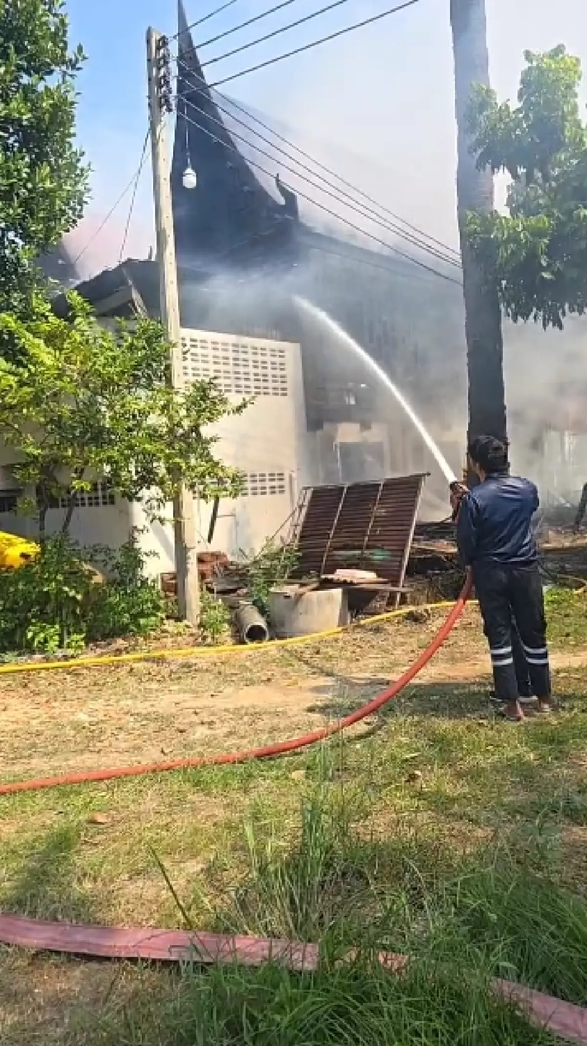 ด่วน! ไฟไหม้วัดดัง เพชรบุรี ต้นเพลิงเป็นกุฏิพระ อาคารไม้ทั้งหลัง