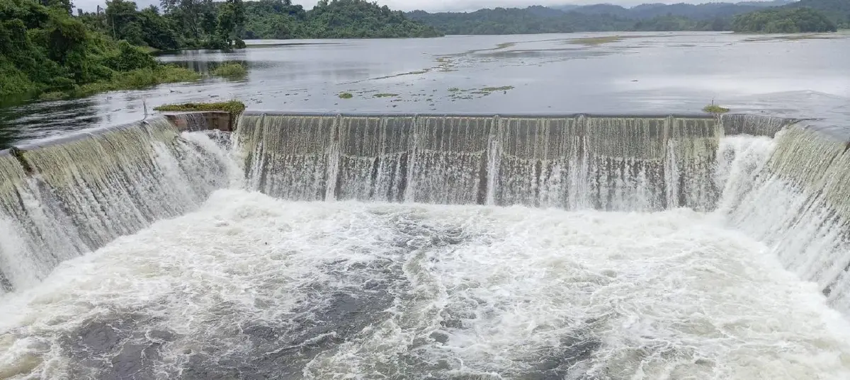 ฝนถล่มสุโขทัย ทำน้ำล้นสปิลเวย์อ่างเก็บน้ำ เฝ้าระวังเข้มข้น