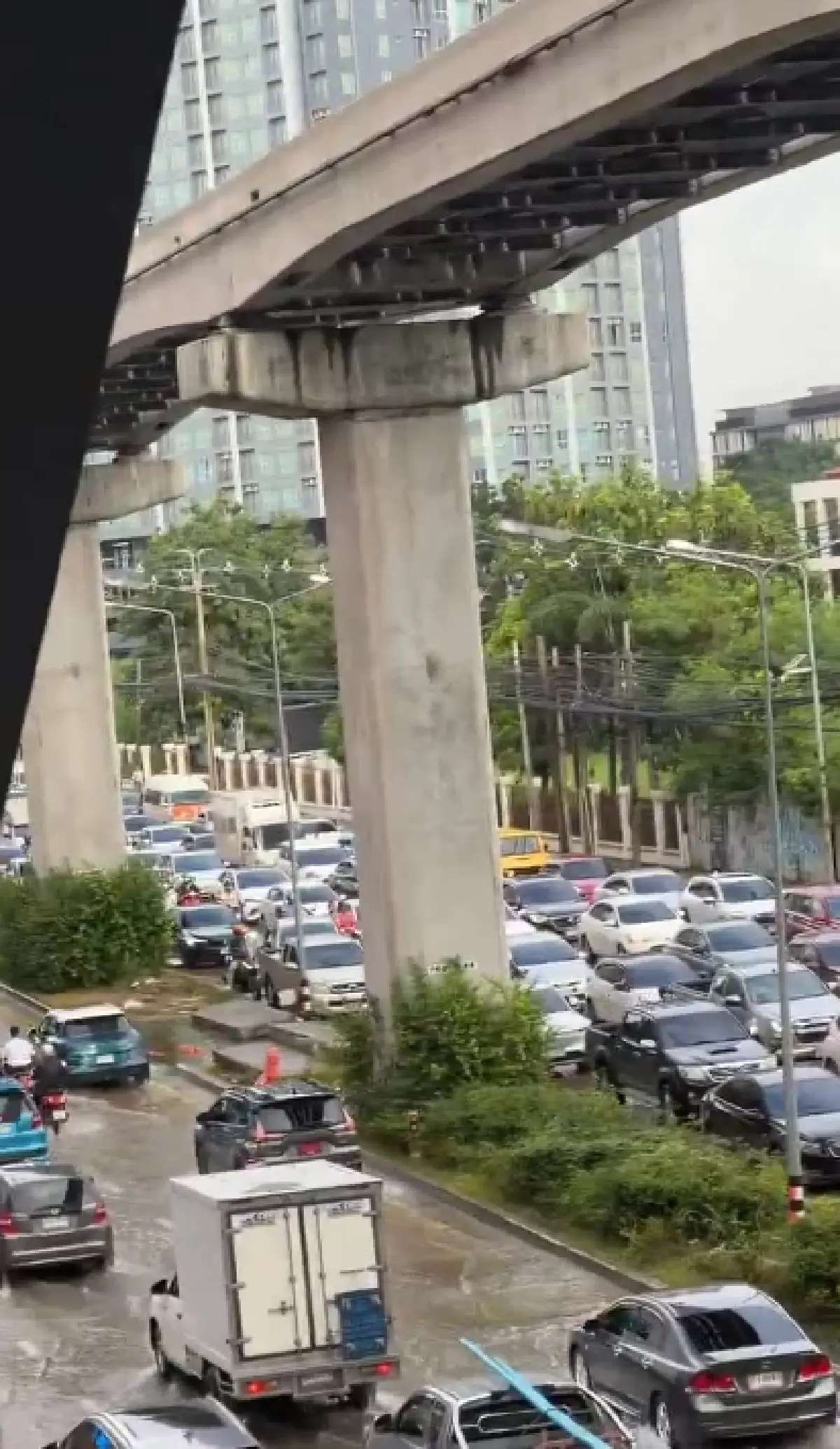 เช็กเส้นทางรถติด น้ำท่วมกรุงเทพ น้ำลดหรือยัง วันทำงาน ไปโรงเรียน