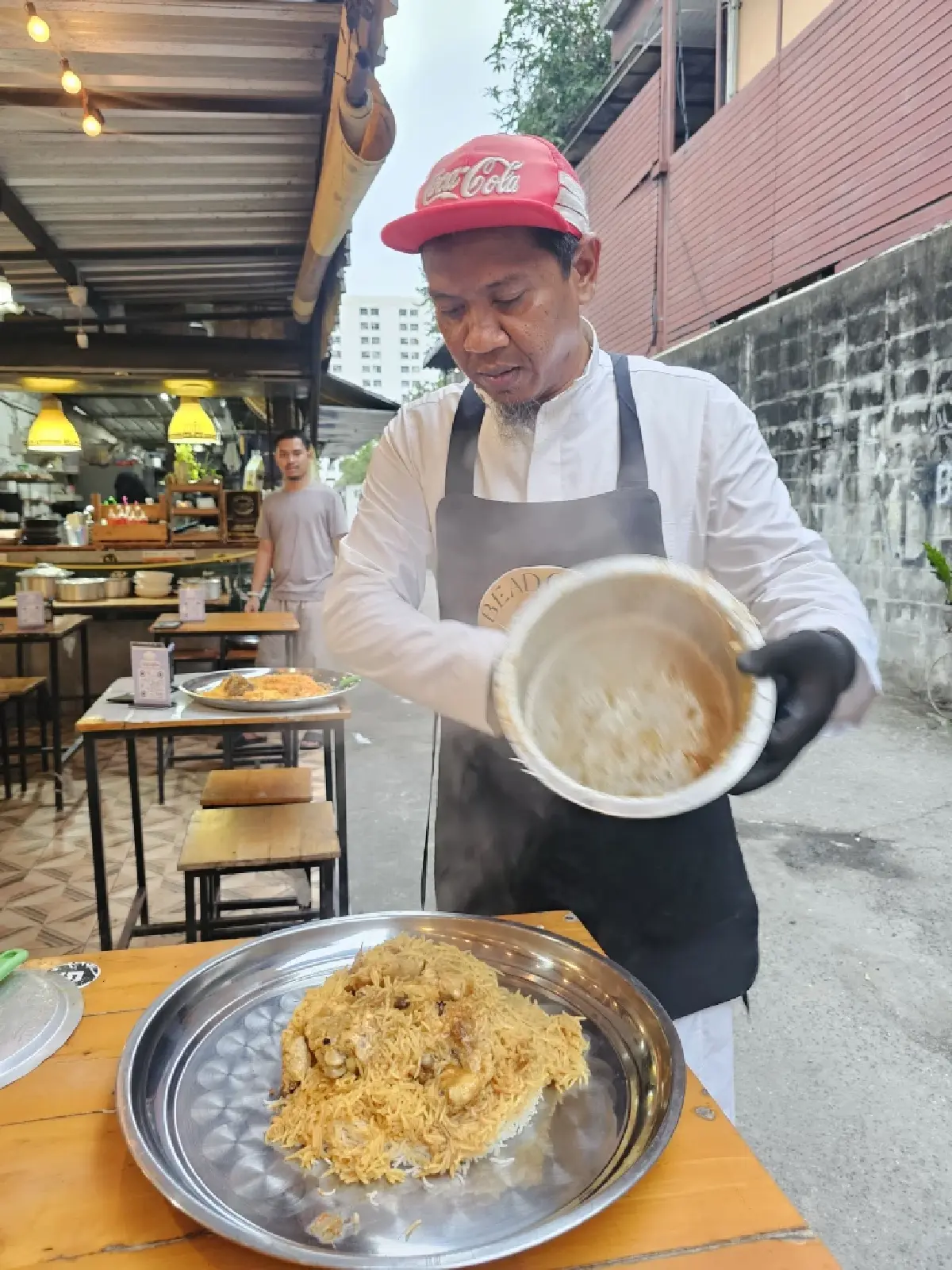 ‘ข้าวหมกอาหรับคว่ำหม้อ’ อร่อย ไร้เทียมทานใน ‘ย่านพัฒนาการ 40’