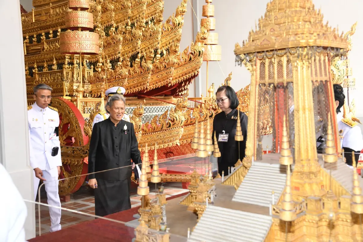 กรมสมเด็จพระเทพรัตนราชสุดาฯ ทรงบวงสรวงราชรถ ในพระราชพิธีถวายพระเพลิงพระบรมศพฯ