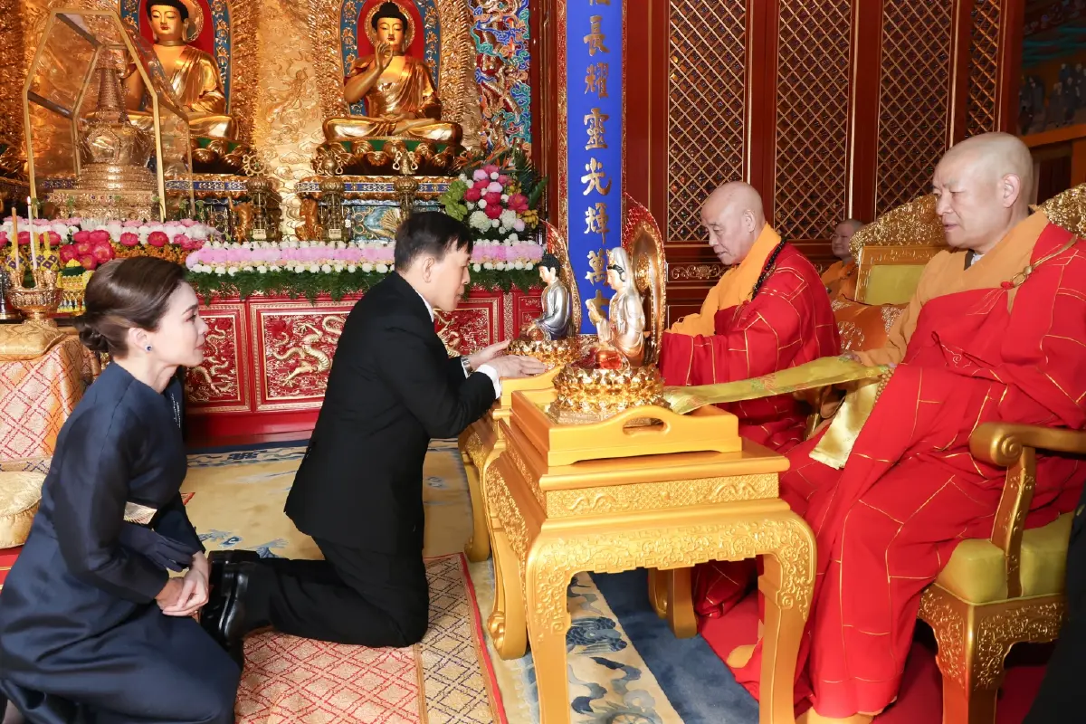 ในหลวง-พระราชินี ทรงสักการะพระพุทธรูปพระศากยมุนี  และพระบรมสารีริกธาตุ (พระเขี้ยวแก้ว) ณ วัดหลิงกวง  กรุงปักกิ่ง