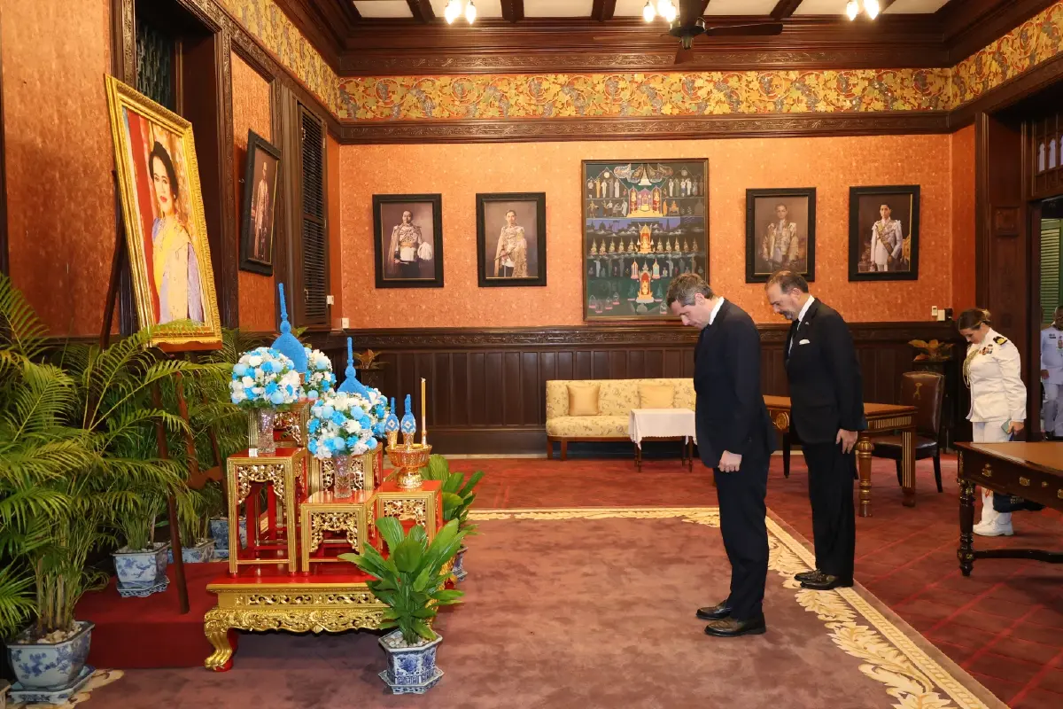 รมช.กลาโหมอิตาลี เข้าถวายราชสักการะ พระบรมศพ สมเด็จพระพันปีหลวง