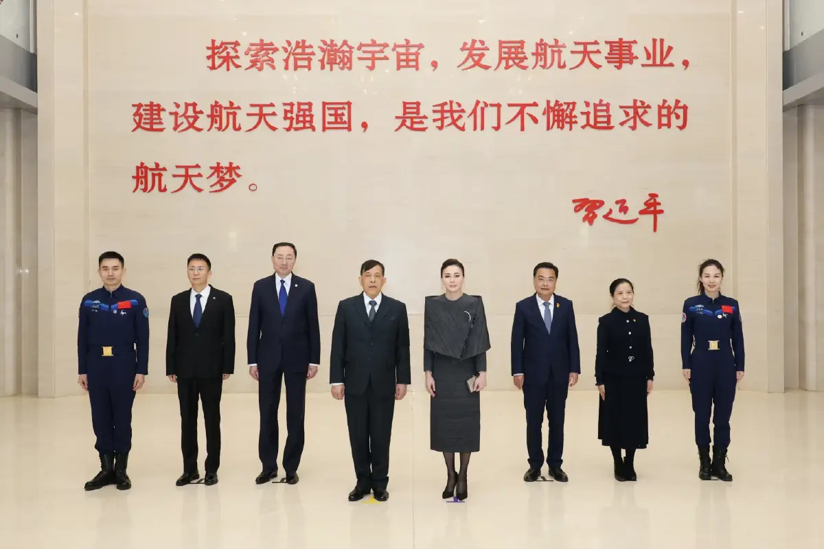 ในหลวง-พระราชินี ทอดพระเนตรศูนย์พัฒนาเทคโนโลยีและทรัพยากรด้านการศึกษา