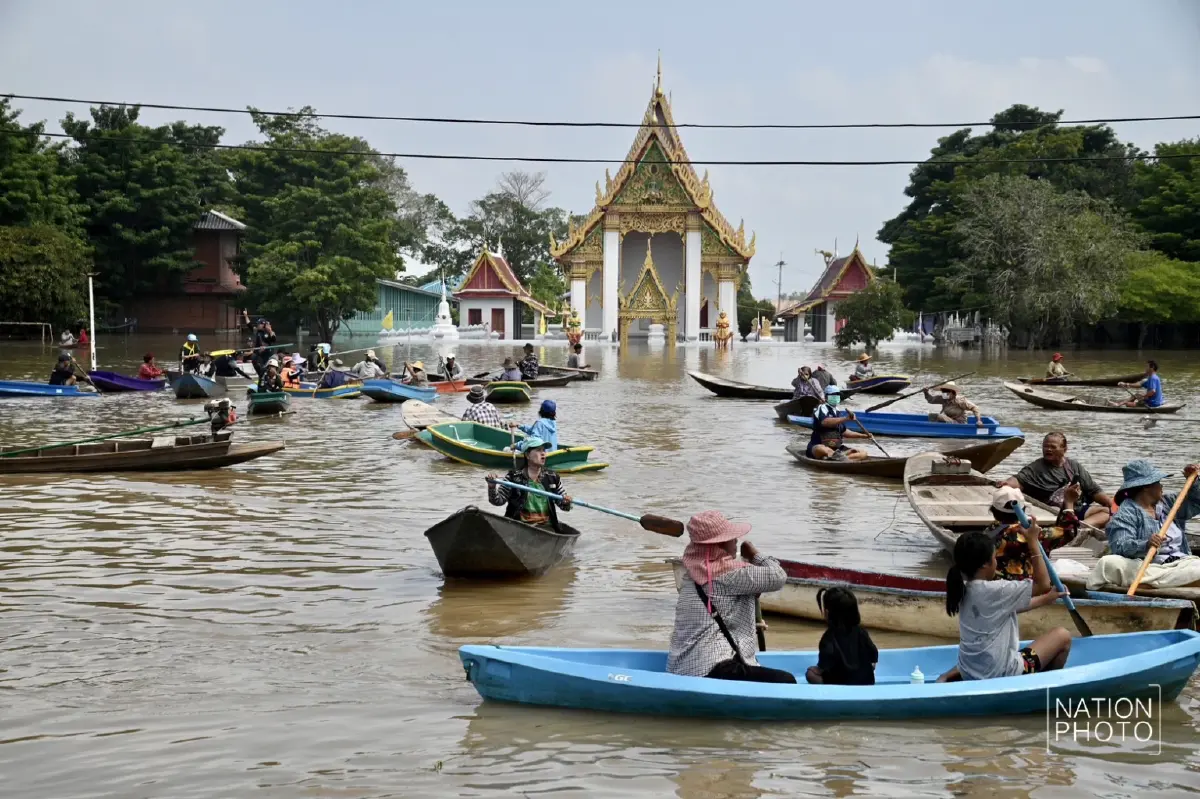 สถานการณ์น้ำท่วมหนัก ชาวอยุธยาพายเรือ รอต้อนรับนายกฯลงพื้นที่
