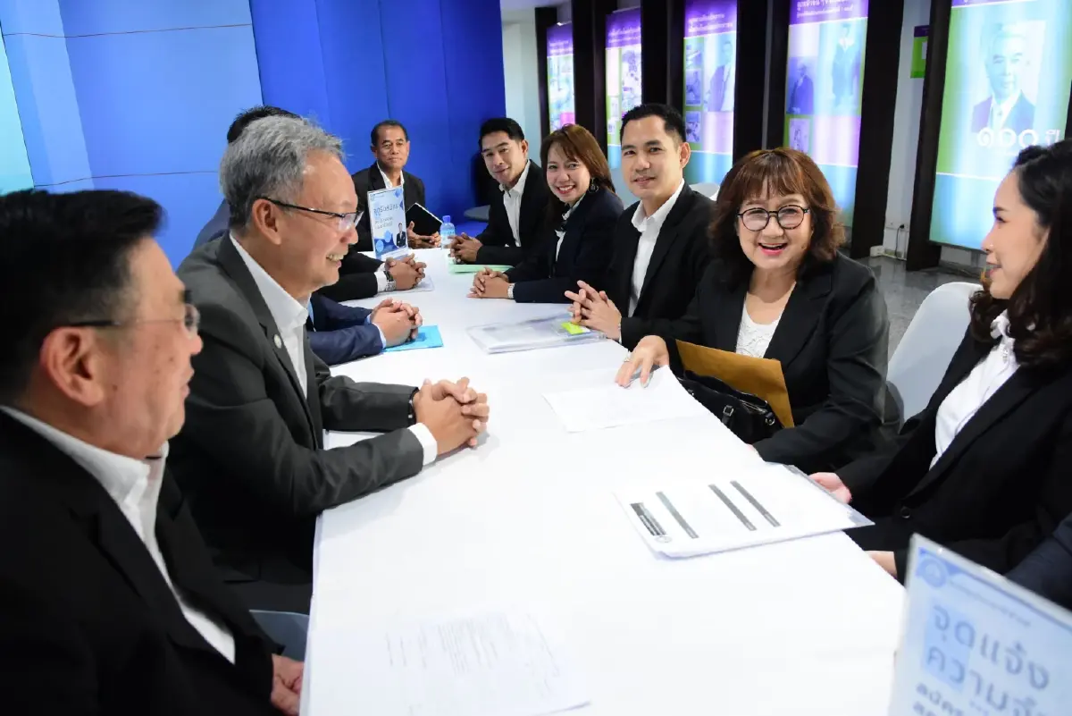 'นัยนา ชีวานันท์' ควง 'ภคอร' บุตรสาว-บุตรชาย สมัครสมาชิกพรรค ปชป.