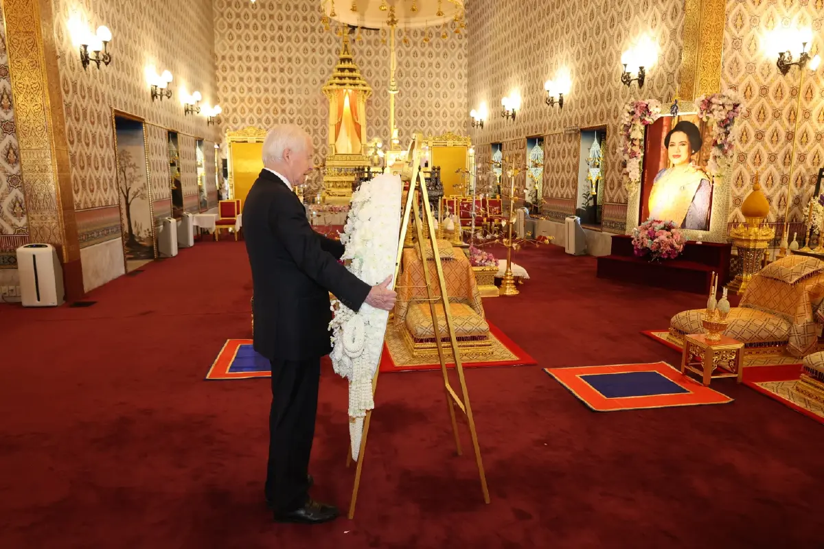 เจ้าชายแห่งราชรัฐลิกเตนสไตน์ ทรงวางพวงมาลาถวายราชสักการะพระบรมศพ พระพันปีหลวง