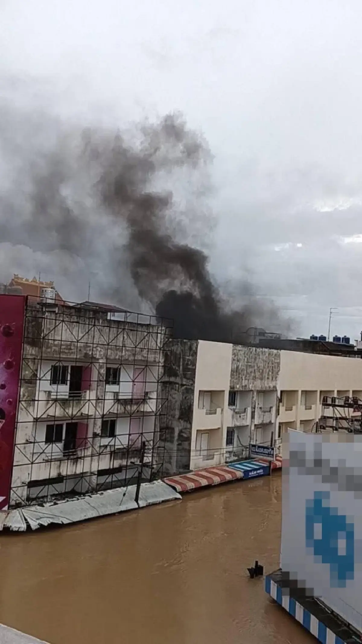 ด่วน หาดใหญ่โกลาหล 'น้ำท่วมชั้นล่าง ไฟไหม้อาคารชั้นบน กลางเมือง