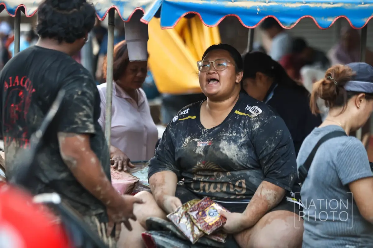 น้ำท่วมคลี่คลาย พ่อค้า-แม่ค้าหาดใหญ่ ขนสินค้าน้ำท่วม ขายราคาถูก