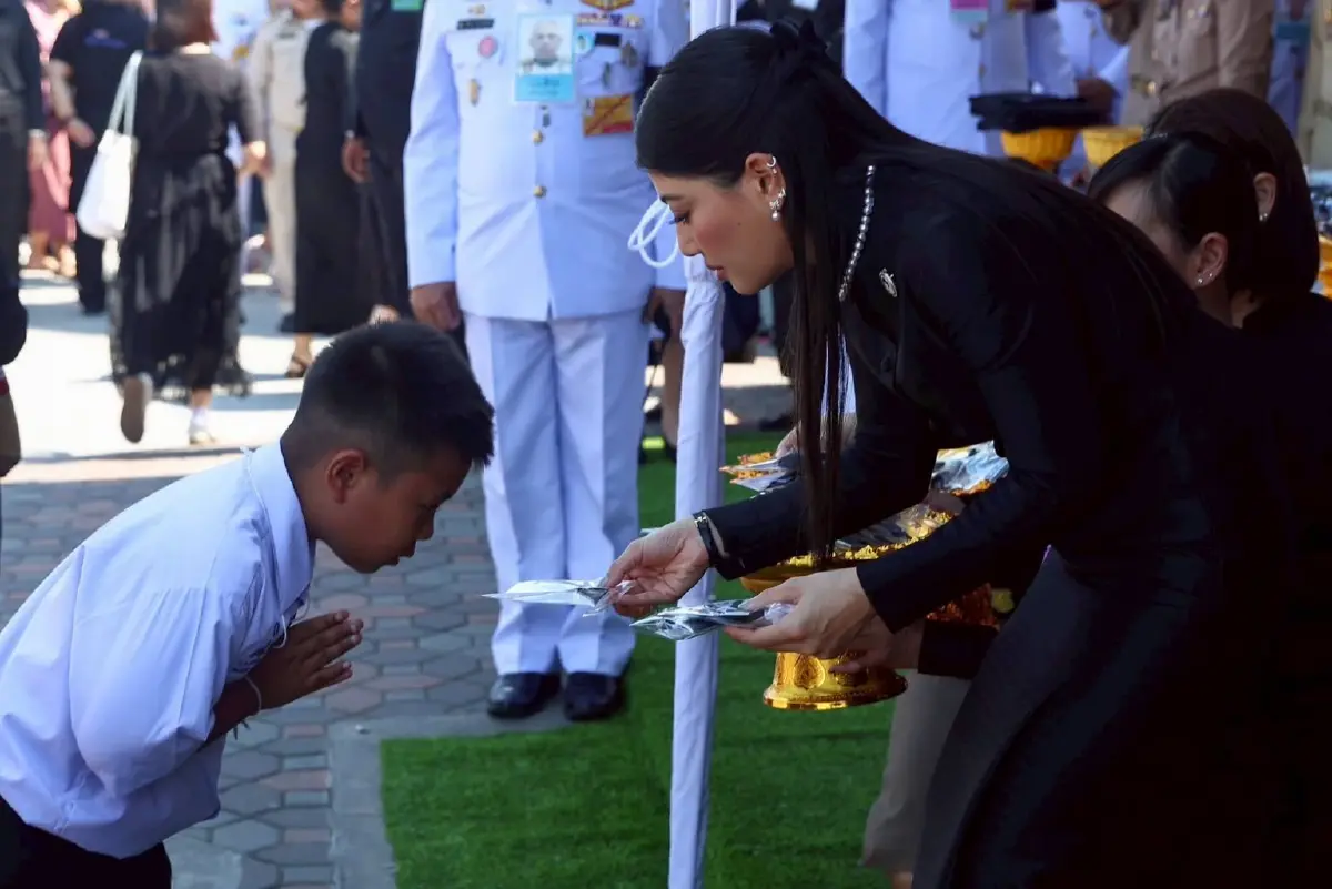 สมเด็จพระเจ้าลูกเธอ เจ้าฟ้าสิริวัณณวรี นารีรัตนราชกัญญา พระราชทานเข็มกลัดริบบิ้นสีดำแก่ประชาชนที่มาเข้ากราบถวายบังคมพระบรมศพ