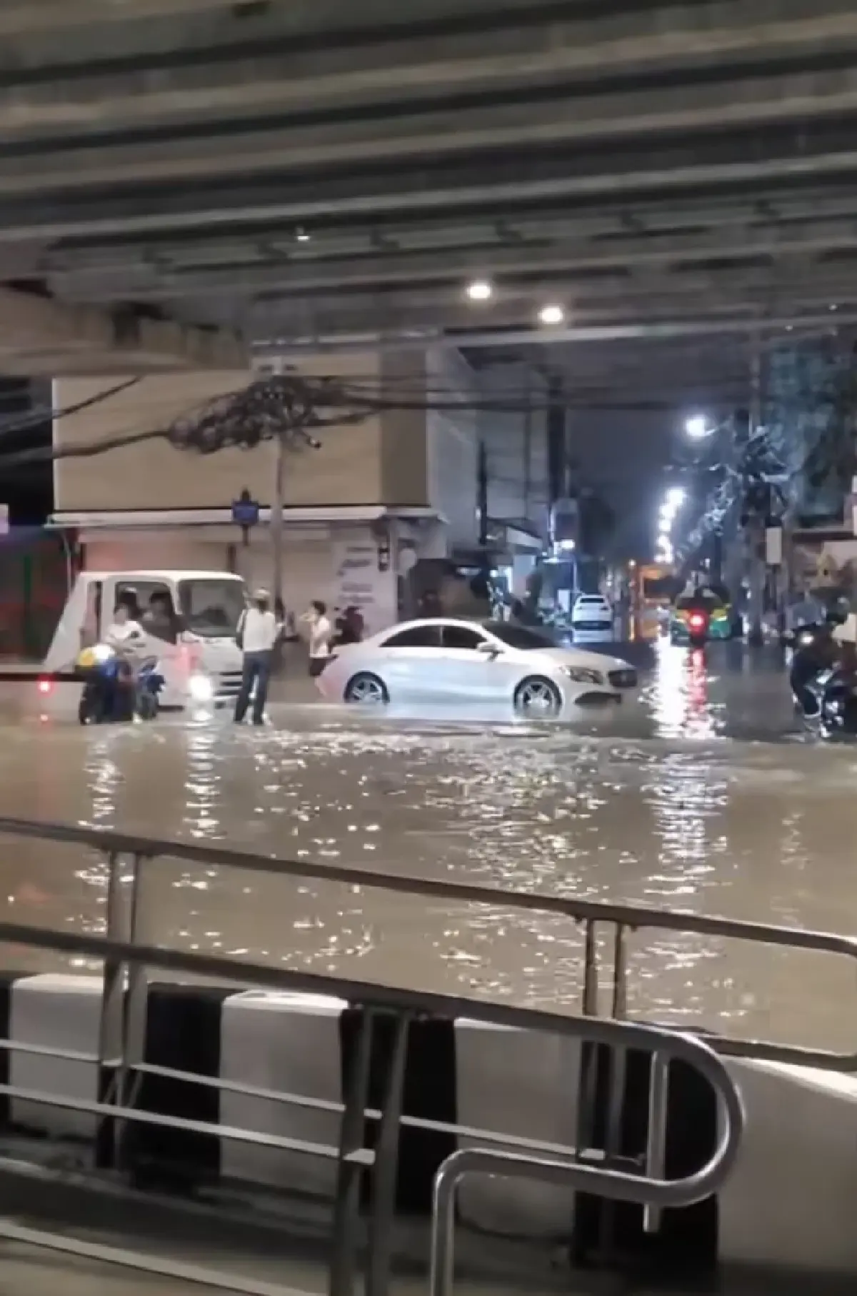 เช็กเส้นทางรถติด น้ำท่วมกรุงเทพ น้ำลดหรือยัง วันทำงาน ไปโรงเรียน