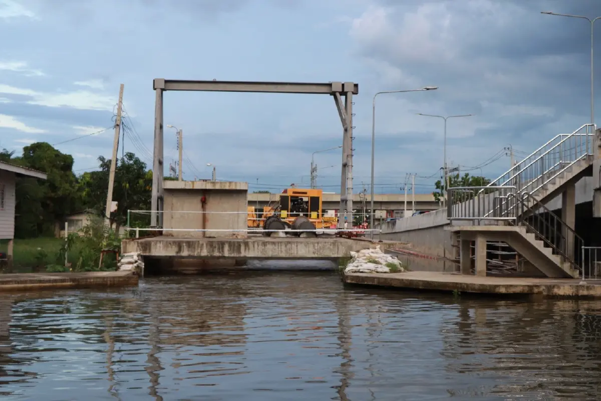 น้ำท่วม กทม. ไม่ใช่แค่ฝน กทม. ชี้ คลองเปรมประชากร วิกฤตจากผู้รุกล้ำ