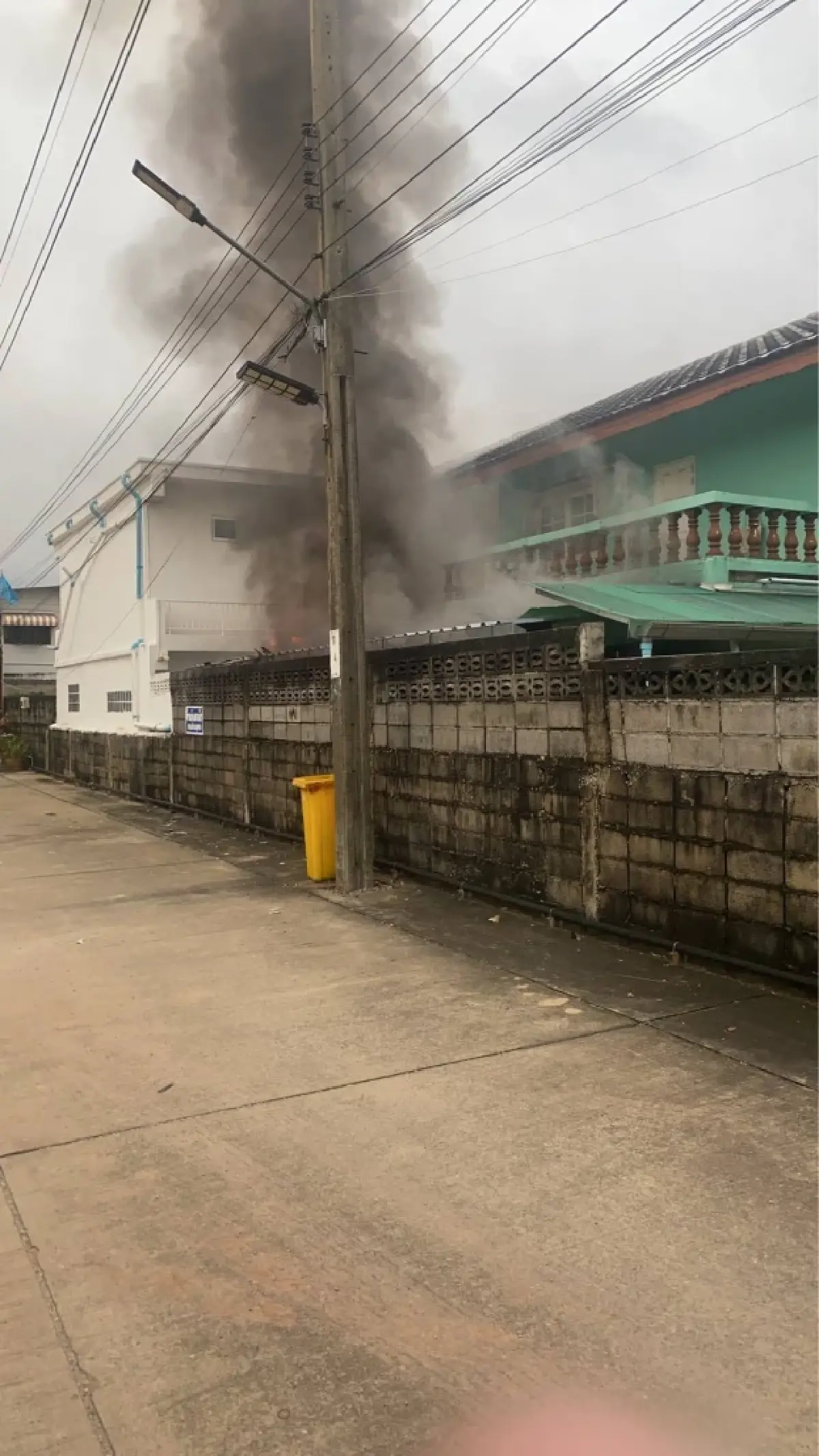 ด่วน ไฟไหม้บ้านเรือนประชาชน ซ.ศาลธนบุรี 25 ภาษีเจริญ เร่งดับเพลิง