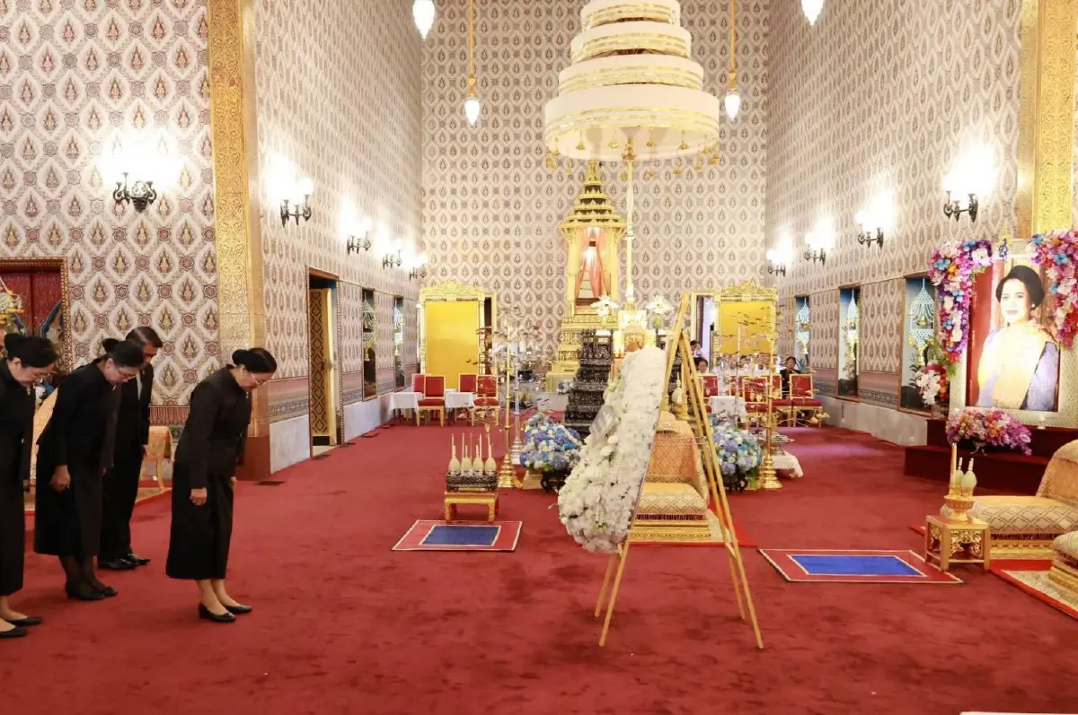 รองประธานประเทศ สปป.ลาว วางพวงมาลาถวายสักการะพระบรมศพ \'พระพันปีหลวง\'