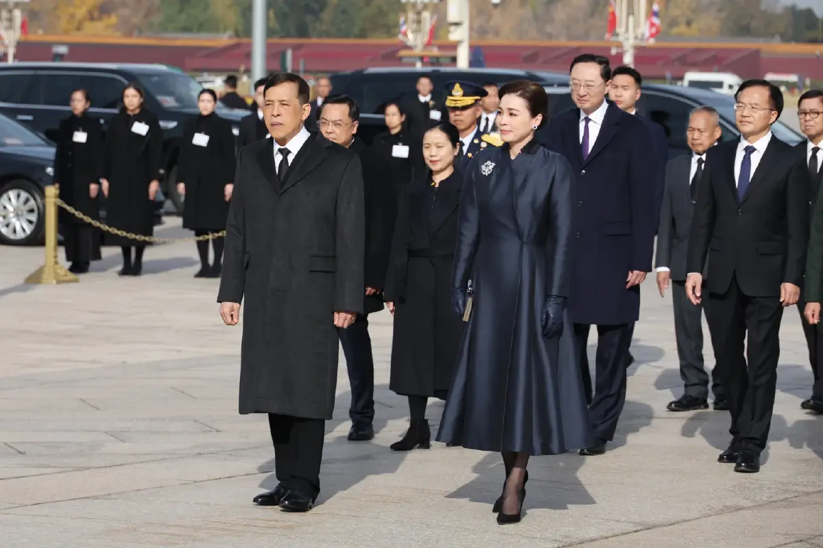 ในหลวง พระราชินี เสด็จฯ ทรงวางพวงมาลา ณ อนุสาวรีย์วีรชน จัตุรัสเทียนอันเหมิน
