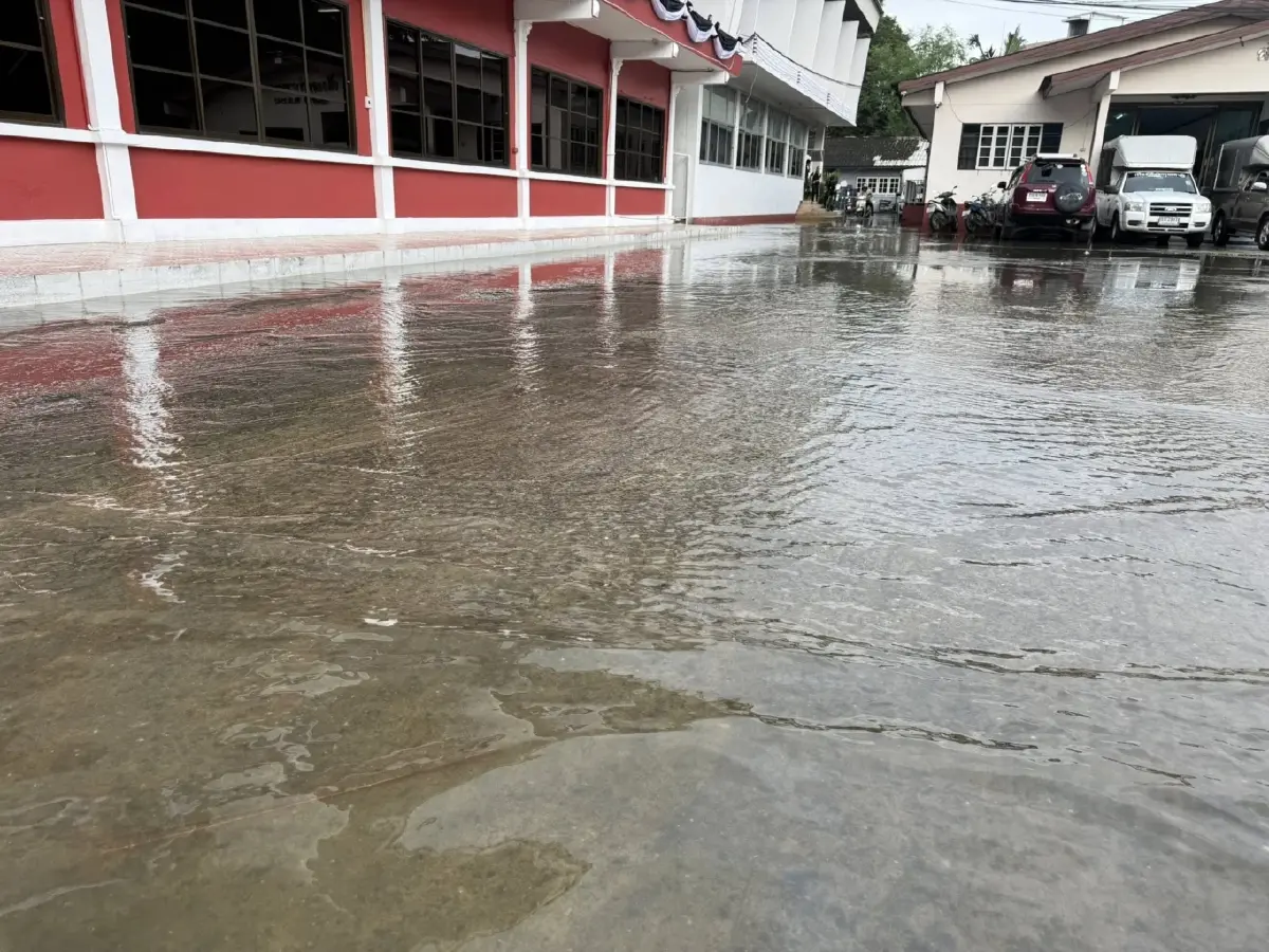 ภาพล่าสุด น้ำท่วมเรือนจำพิเศษกรุงเทพ น้ำคลองทะลักถนน อาคารญาติ