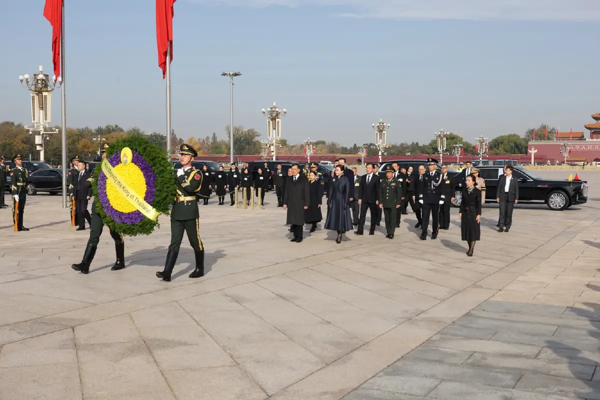 ในหลวง พระราชินี เสด็จฯ ทรงวางพวงมาลา ณ อนุสาวรีย์วีรชน จัตุรัสเทียนอันเหมิน