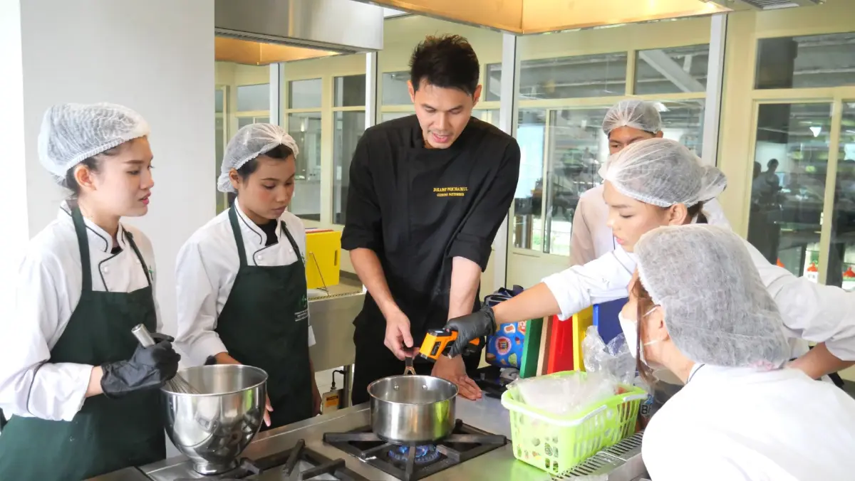 ดึงเชฟดังสร้างแรงบันดาลใจให้กับ นศ.ตั้งเป้าปั้นนักบริการรุ่นใหม่