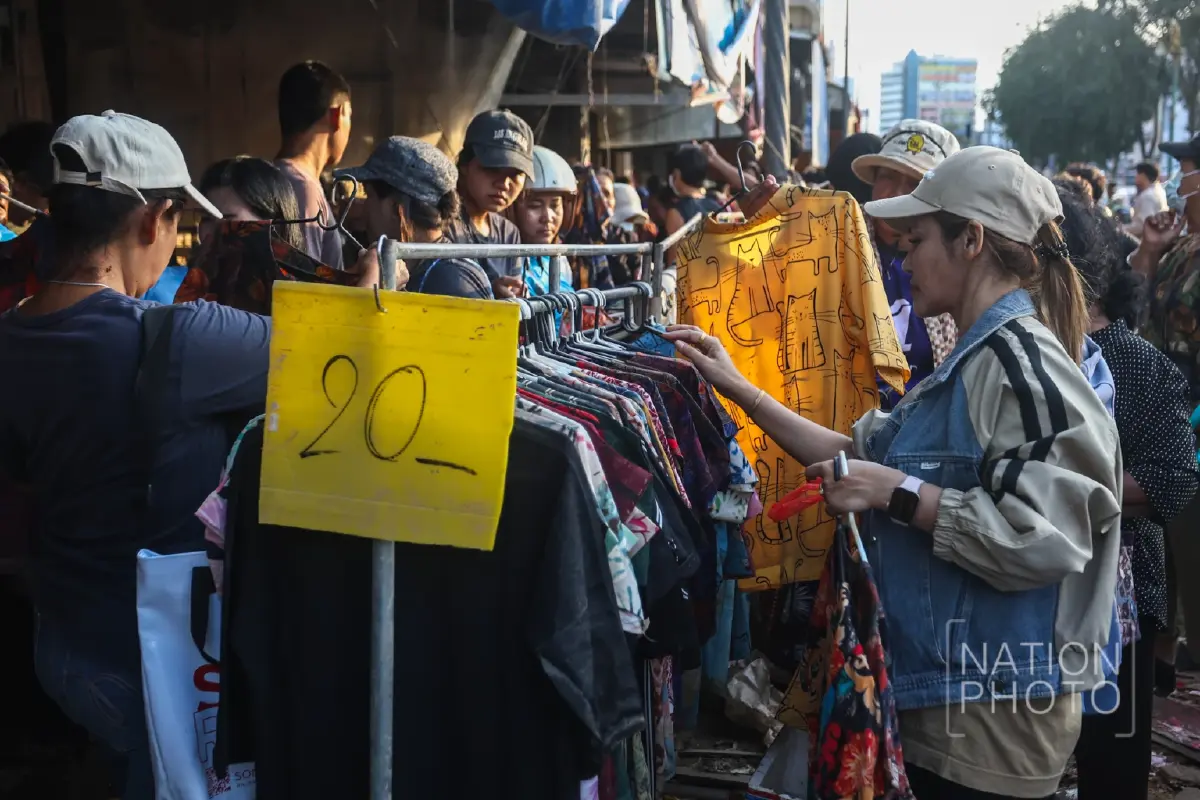 น้ำท่วมคลี่คลาย พ่อค้า-แม่ค้าหาดใหญ่ ขนสินค้าน้ำท่วม ขายราคาถูก