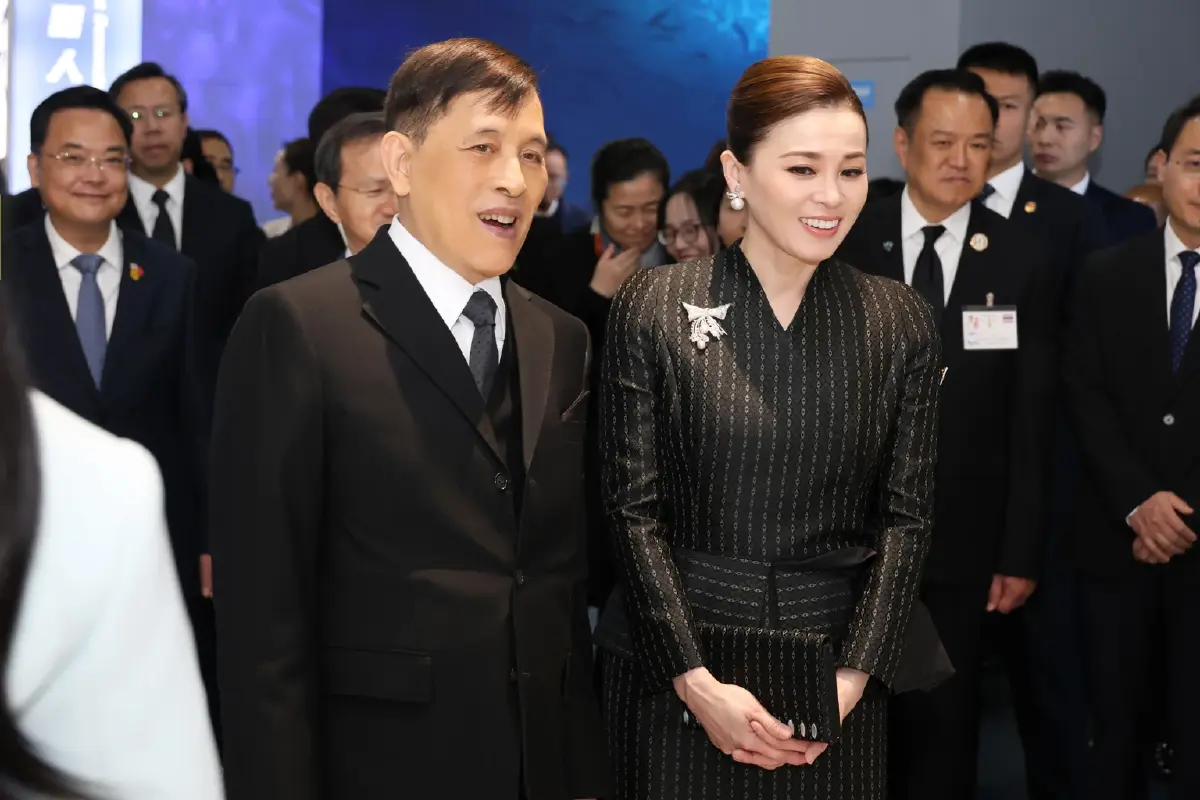 ในหลวง-พระราชินี ทรงสักการะพระพุทธรูปพระศากยมุนี  และพระบรมสารีริกธาตุ (พระเขี้ยวแก้ว) ณ วัดหลิงกวง  กรุงปักกิ่ง