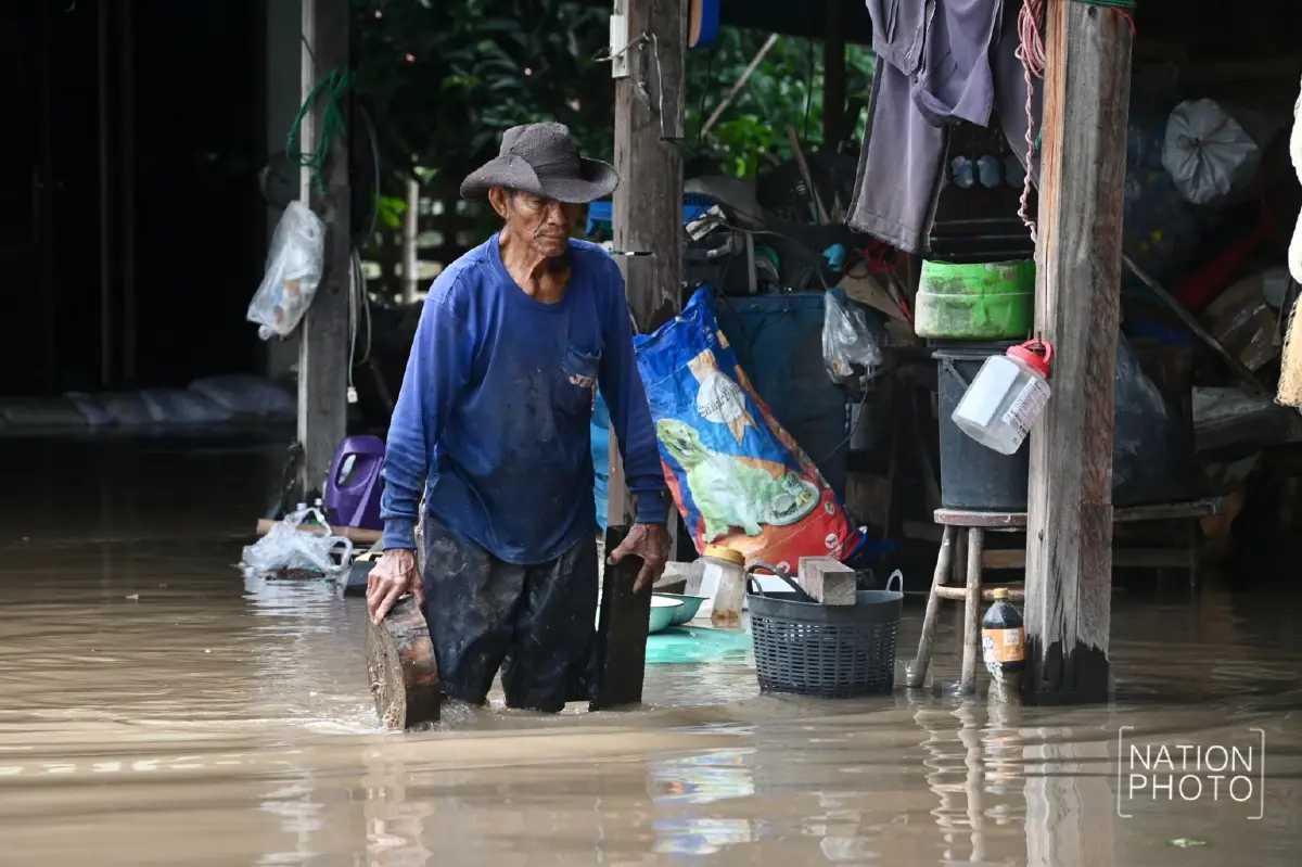 คันกั้นน้ำแตก อยุธยาอ่วม น้ำเจ้าพระยาทะลักท่วม เตือนที่ลุ่มต่ำยกของขึ้นที่สูง