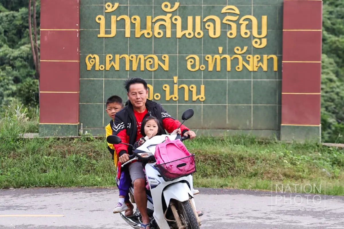 น่านหนาวมาก อุณหภูมิ 15°C เด็กๆ บ้านสันเจริญ แห่ใส่เสื้อกันหนาว