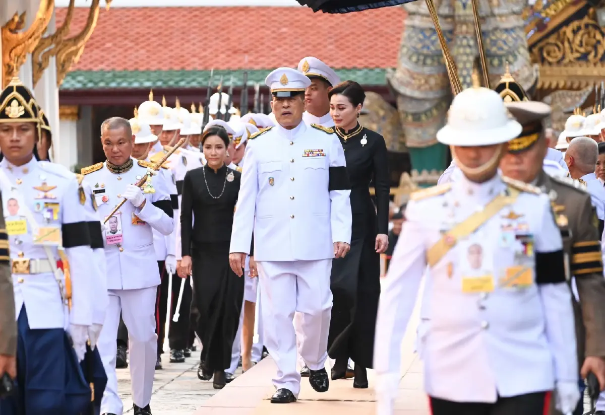 ในหลวง-พระราชินี เสด็จฯ ทรงเปลี่ยนเครื่องทรงฤดูหนาวถวาย 'พระแก้วมรกต'