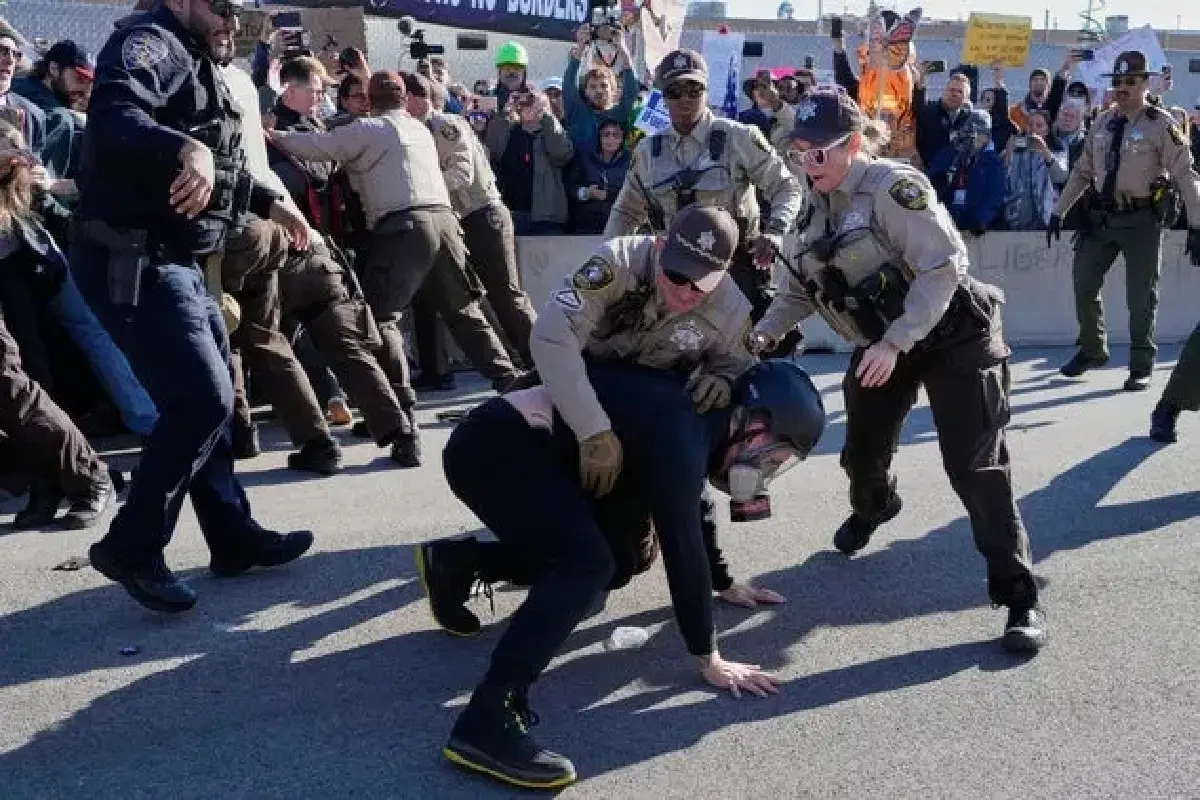 ชุลมุน ‘สหรัฐ’ จับกุมผู้นำศาสนา 20 คน ค้านปราบผู้อพยพเข้ม ในชิคาโก