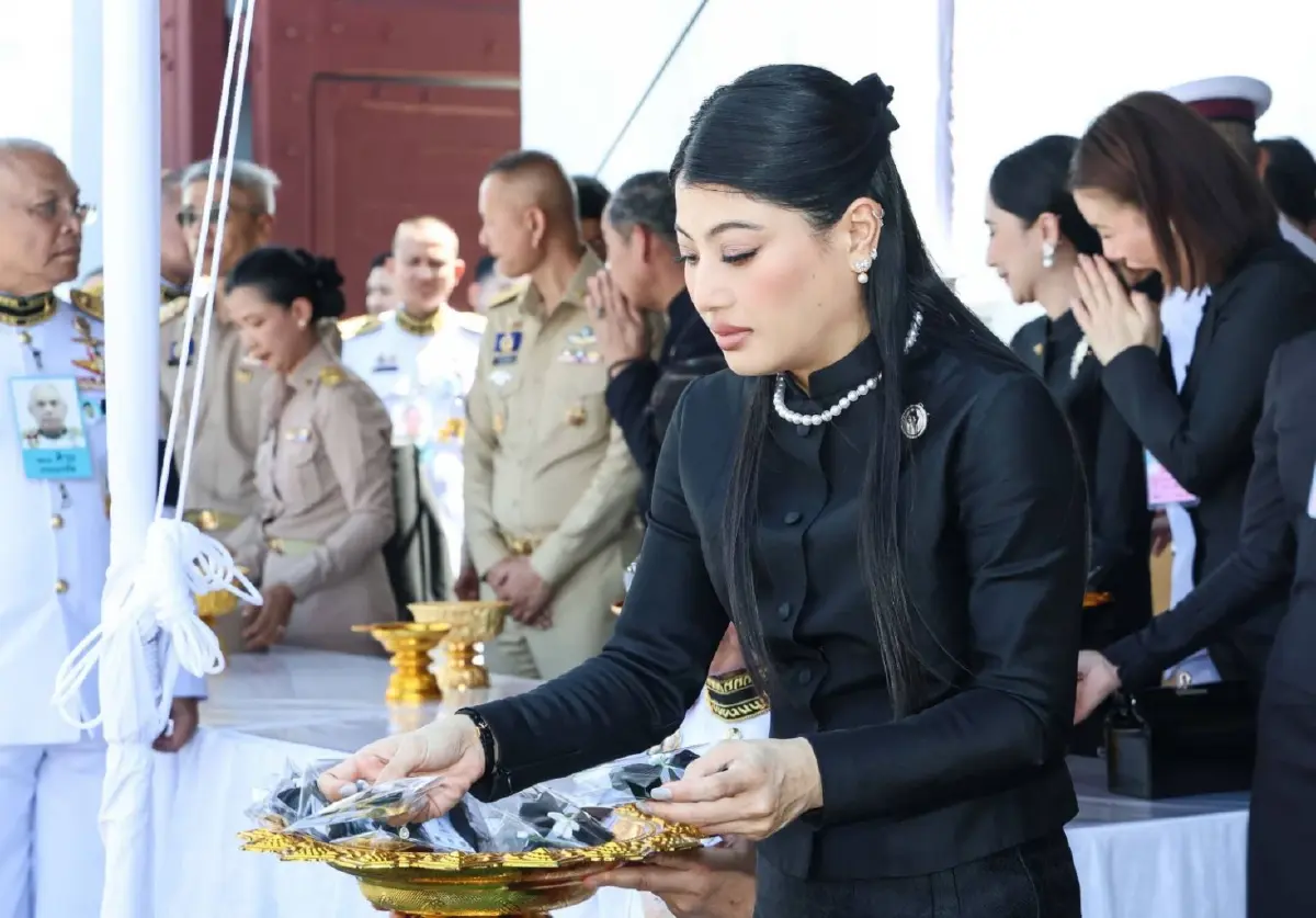 สมเด็จพระเจ้าลูกเธอ เจ้าฟ้าสิริวัณณวรี นารีรัตนราชกัญญา พระราชทานเข็มกลัดริบบิ้นสีดำแก่ประชาชนที่มาเข้ากราบถวายบังคมพระบรมศพ