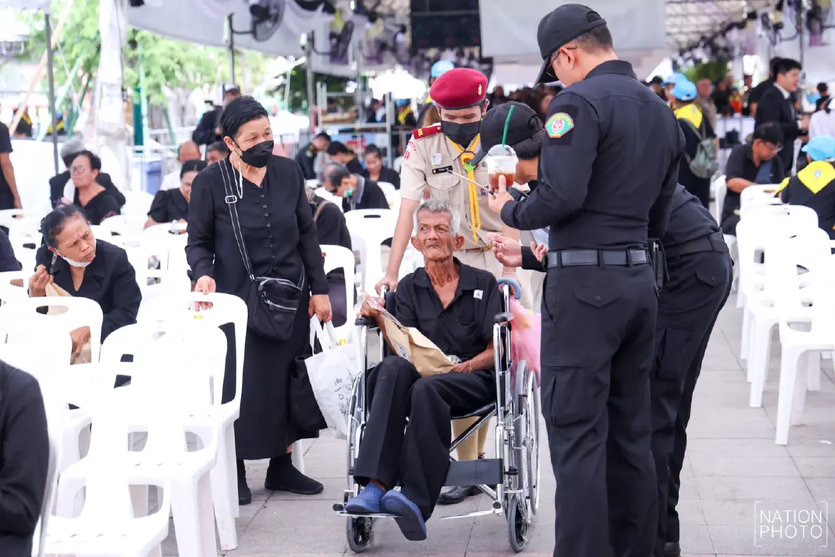 สำนักพระราชวัง เปิดให้ประชาชน ถวายบังคมพระบรมศพ 'พระพันปีหลวง' เป็นวันแรก