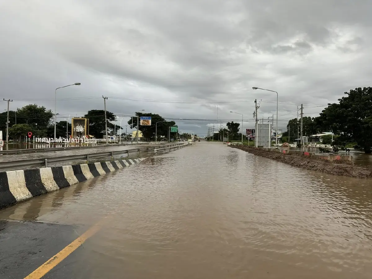 อ่างทองวิกฤติ! น้ำท่วมคอสะพานป่าโมก 40 ซม.ขึ้นไป รถเล็กหลีกด่วน