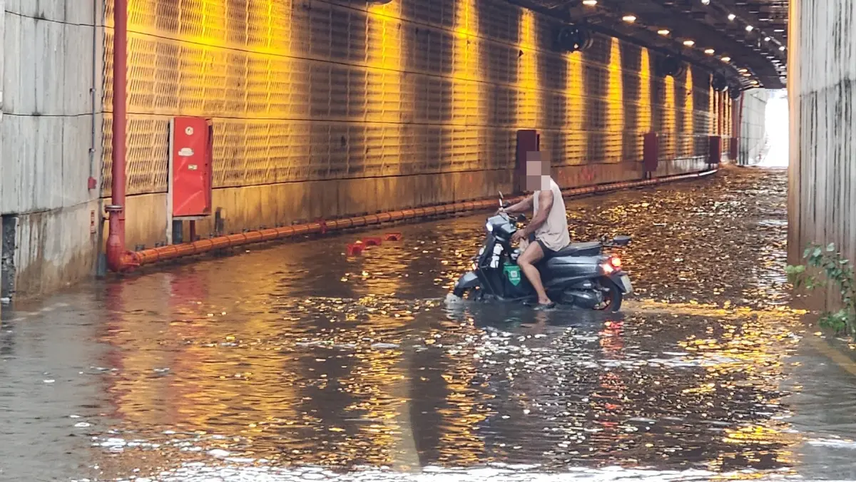 กระทบมาก ปิดถนน อุโมงค์ทางลอด ถนนเลียบทางรถไฟ น้ำท่วมสูงอยู่