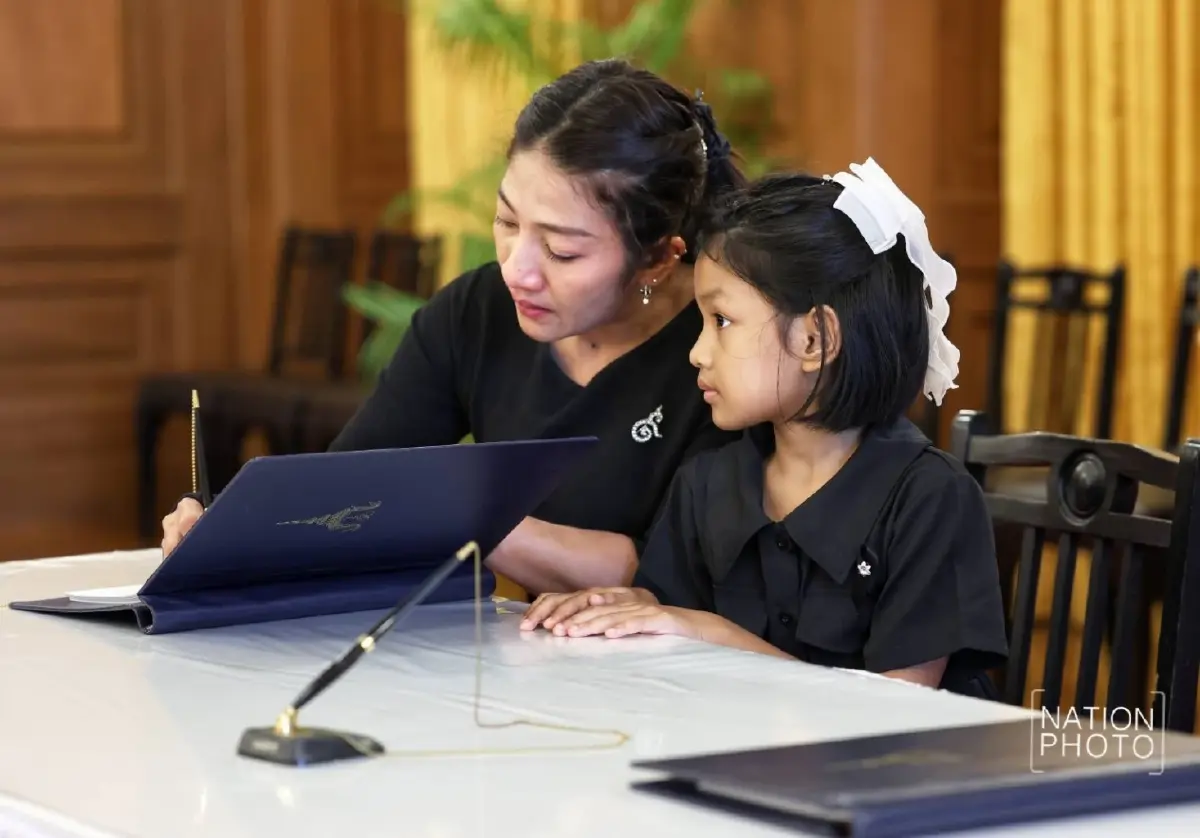 ประชาชน ดาราดัง เข้าถวายสักการะพระฉายาลักษณ์ สมเด็จพระพันปีหลวง