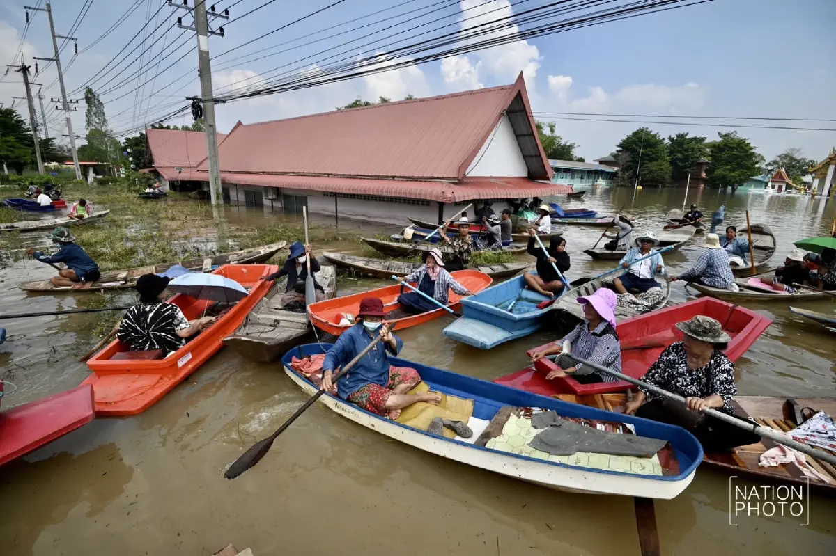อัปเดต 'น้ำท่วมอยุธยา' ชาวบ้าน ต.หัวเวียง พายเรือมารอต้อนรับ นายกฯ ลงพื้นที่