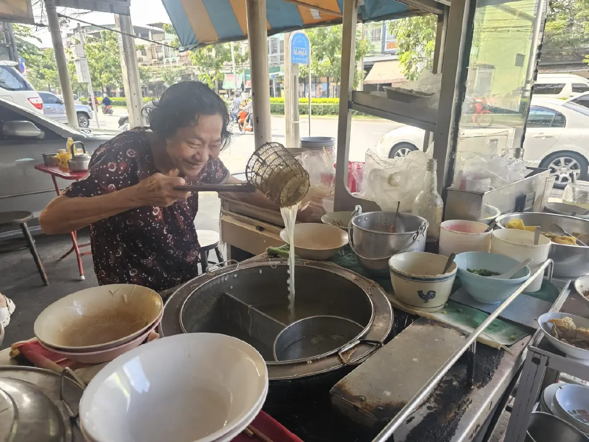 ‘ย่งฮั่วเฮง’ ก๋วยเตี๋ยวลูกชิ้นปลารสเด็ด อร่อย ที่ ถนนเอกชัย 45