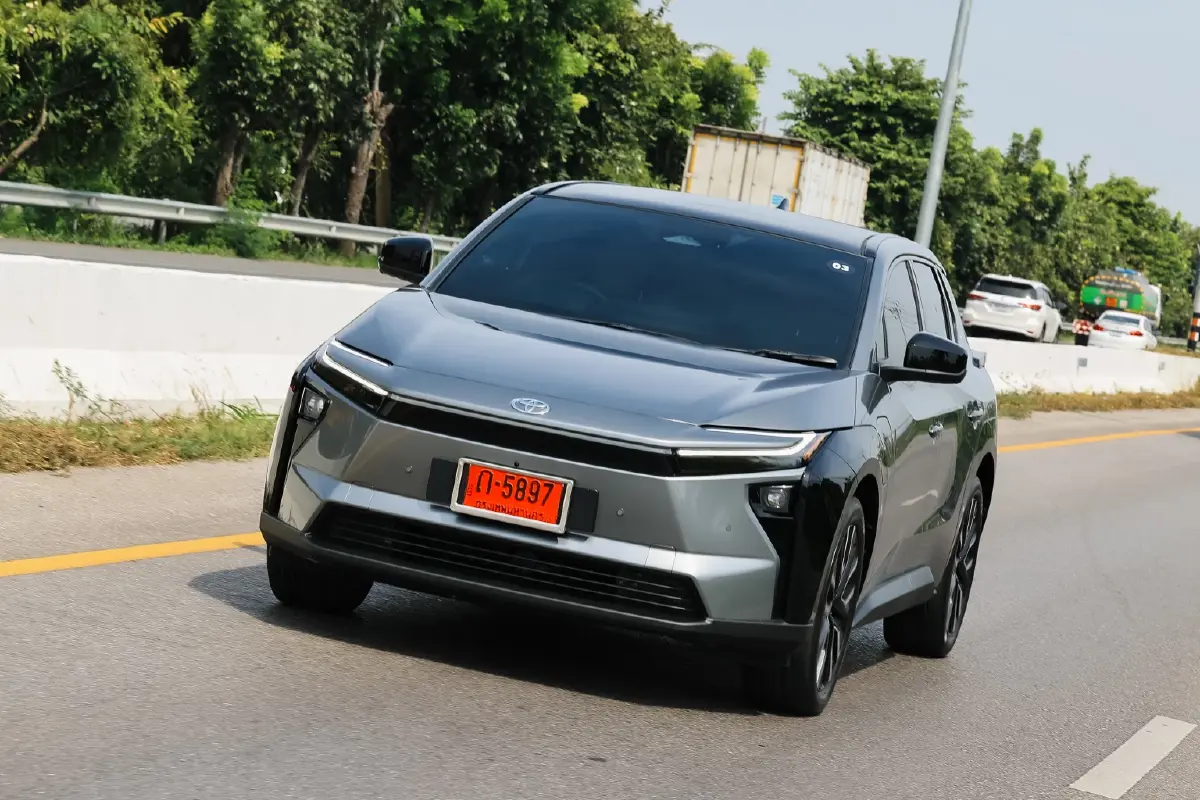 โตโยต้า bZ4X อีวี ของคนชอบขับ จุดขายที่มองไม่เห็นด้วยตา