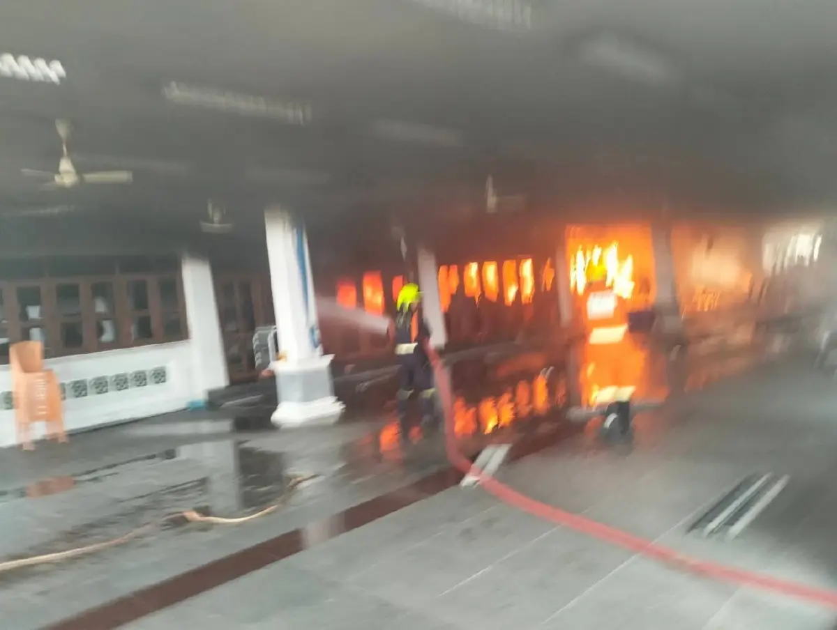 ด่วน! ไฟไหม้วัดดังกรุงเทพฯ ระทึกกลางวัน จนท.เร่งฉีดน้ำดับเพลิง