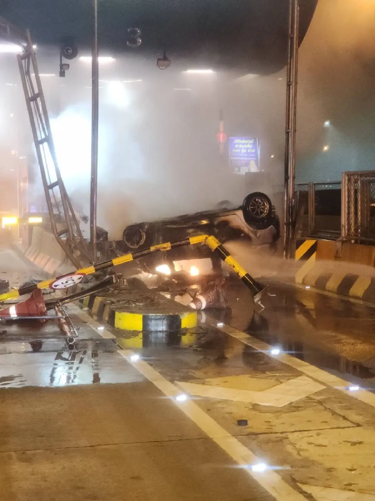 ระทึก รถยนต์ชนขอบทางพลิกคว่ำ ไฟไหม้วอดทั้งคัน หน้าด่านแจ้งวัฒนะ