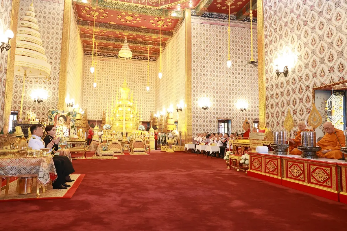 ในหลวง พระราชินี ทรงบำเพ็ญพระราชกุศลปัณรสมวาร 15 วัน ถวายพระบรมศพ พระพันปีหลวง