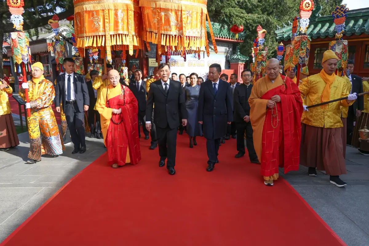 ในหลวง-พระราชินี ทรงสักการะพระพุทธรูปพระศากยมุนี  และพระบรมสารีริกธาตุ (พระเขี้ยวแก้ว) ณ วัดหลิงกวง  กรุงปักกิ่ง