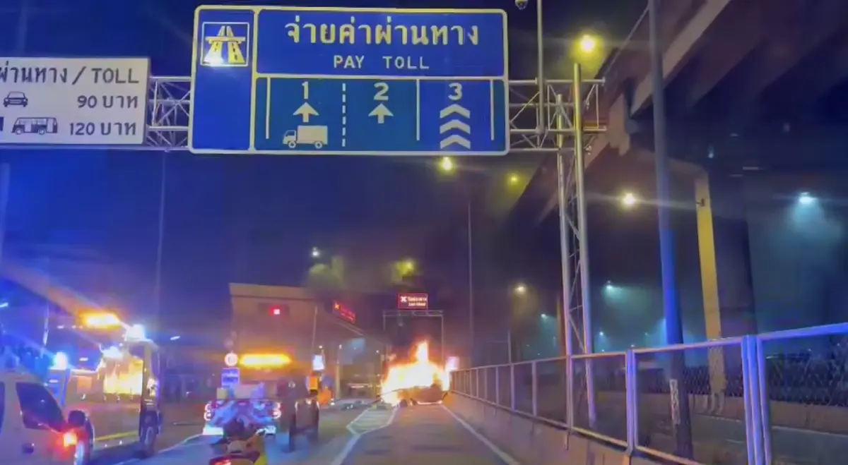 ระทึก รถยนต์ชนขอบทางพลิกคว่ำ ไฟไหม้วอดทั้งคัน หน้าด่านแจ้งวัฒนะ