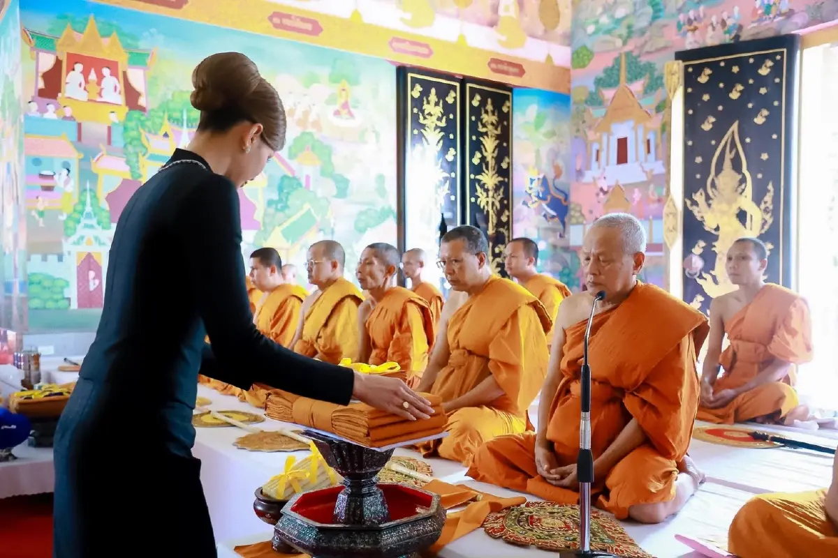 โปรดเกล้าฯ พลตรีหญิง คุณหญิงปภัสสร วัชรหทัยพัทธ์ ถวายผ้าพระกฐินพระราชทาน