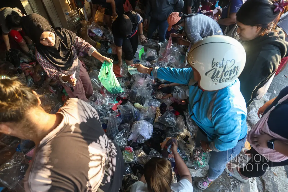 น้ำท่วมคลี่คลาย พ่อค้า-แม่ค้าหาดใหญ่ ขนสินค้าน้ำท่วม ขายราคาถูก