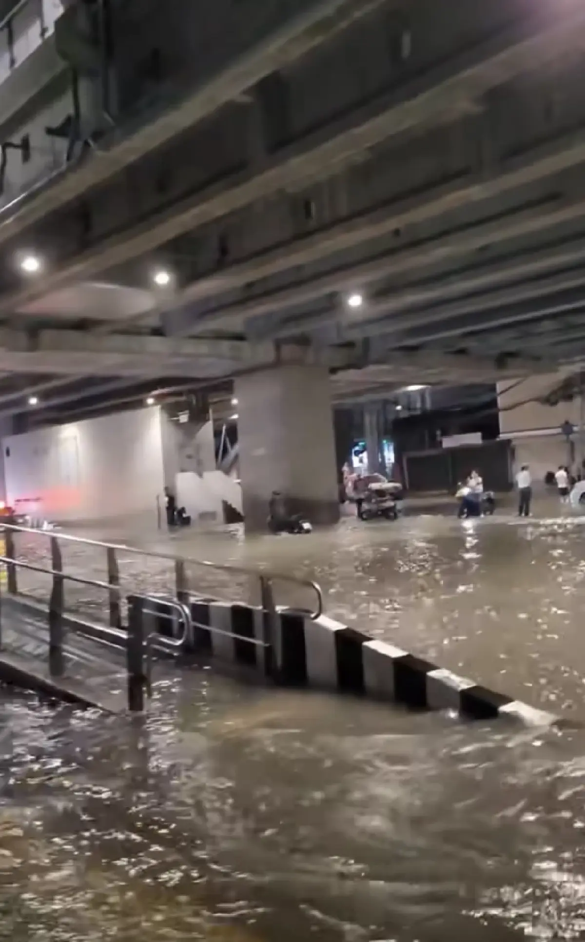 เช็กเส้นทางรถติด น้ำท่วมกรุงเทพ น้ำลดหรือยัง วันทำงาน ไปโรงเรียน