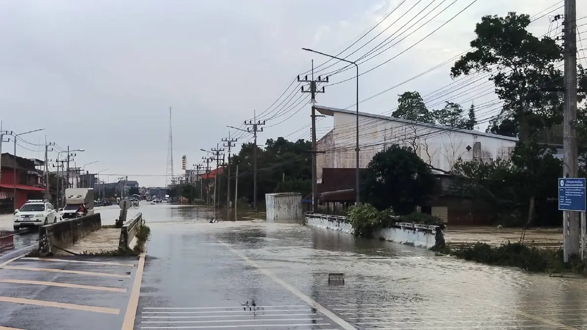 เตือนน้ำท่วมจะนะ หลังน้ำลด ถนนหลุดร่อนเกลื่อน เดินทางให้ระวัง