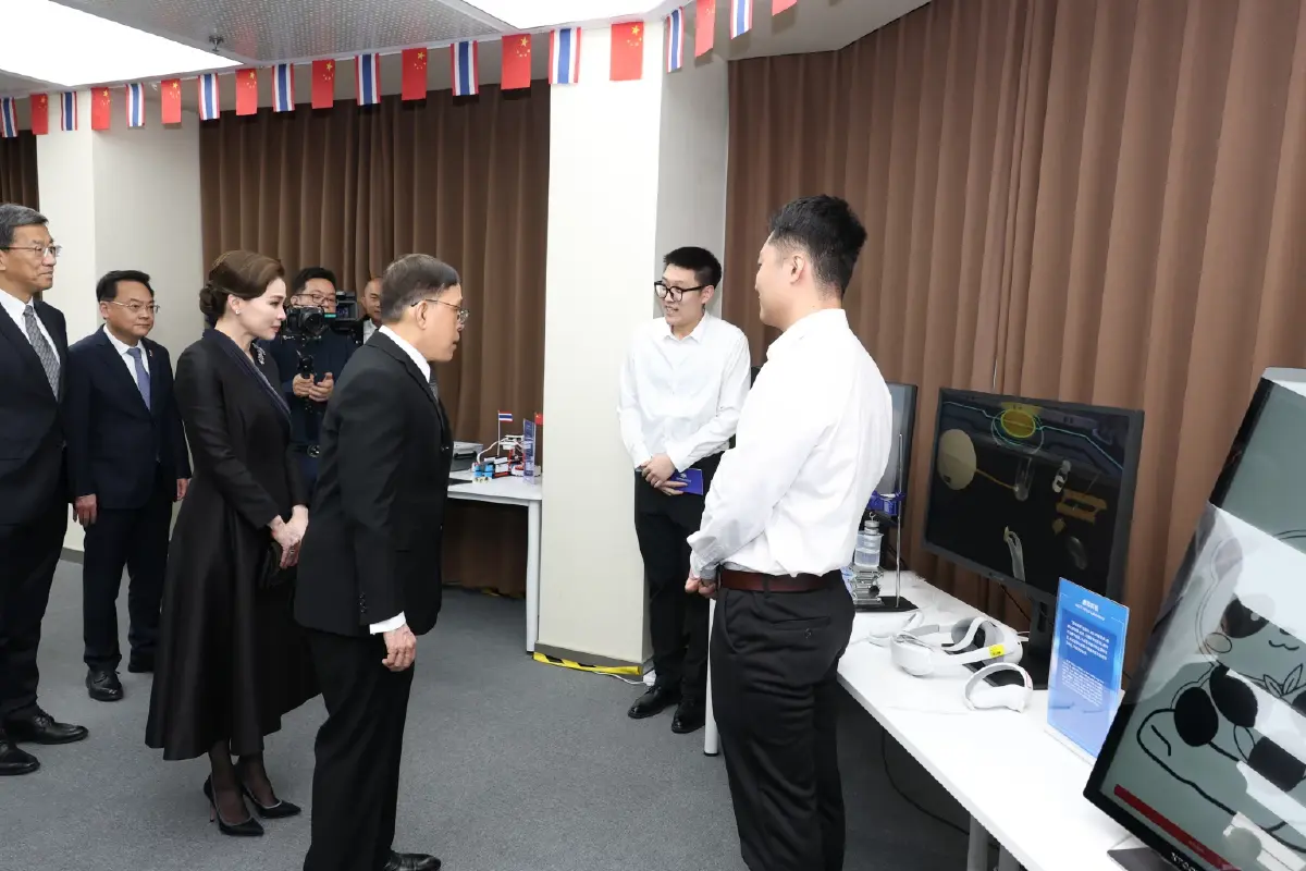 ในหลวง-พระราชินี ทอดพระเนตรศูนย์พัฒนาเทคโนโลยีและทรัพยากรด้านการศึกษา